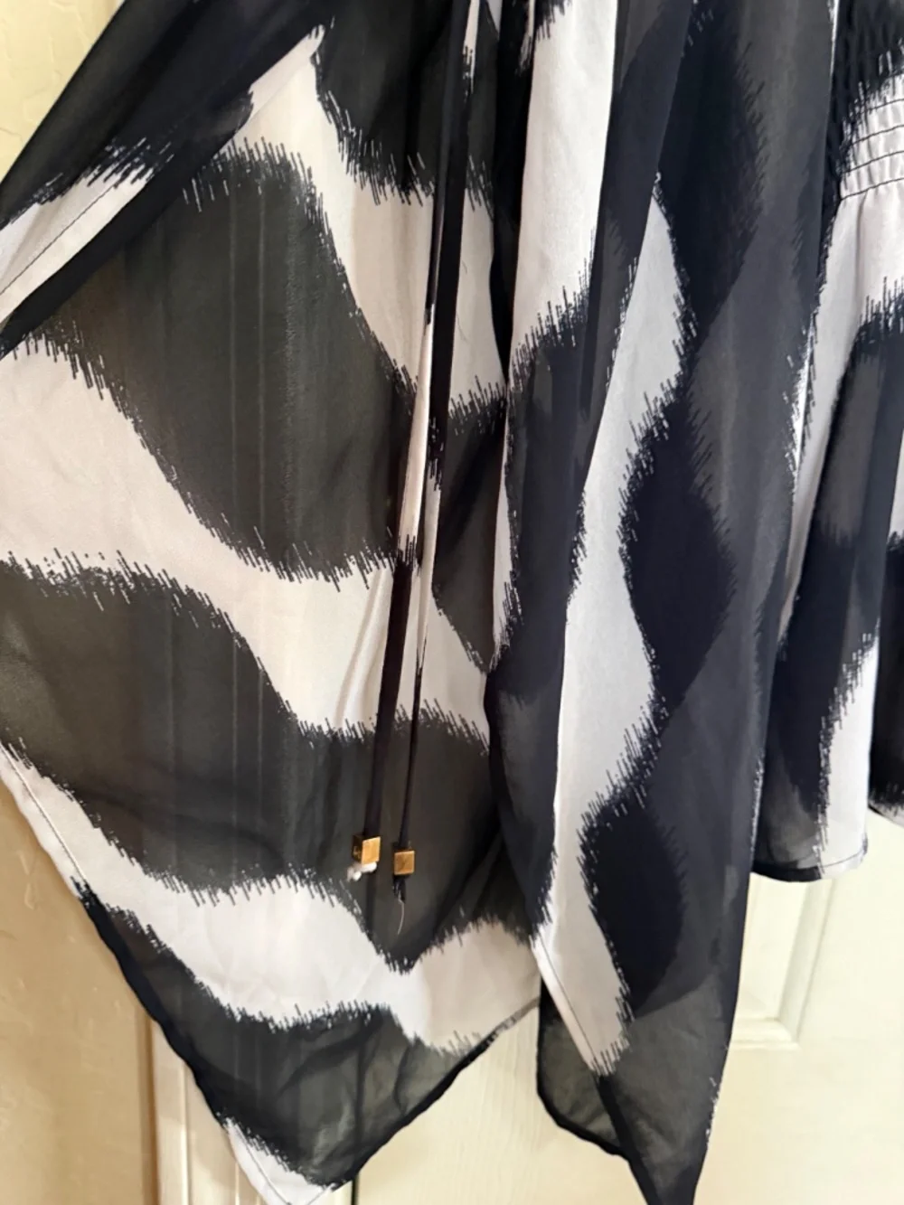 VERY Vintage:: Michael Kors Navy Blue and White top in size L/XL
